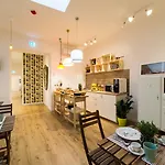 بيت ضيافة Tree - Lungomare 4*